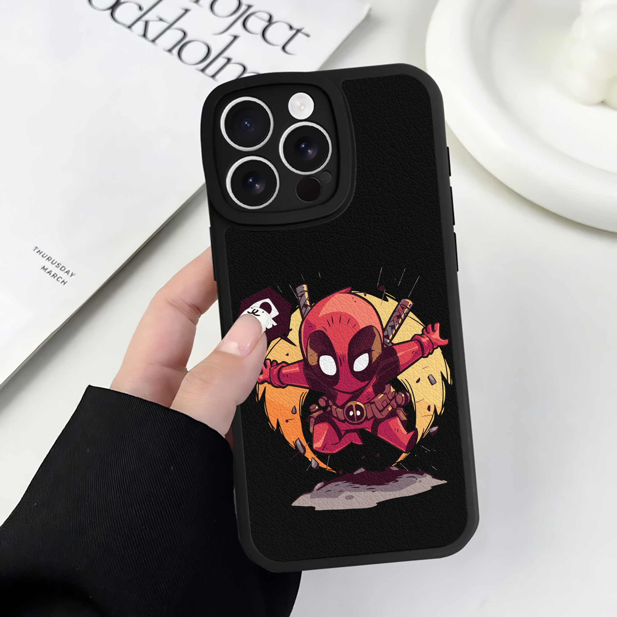 （画像用） アベンジャーズ The Avengers 【iPhone 16シリーズ対応】シリコンスマホケース（レザー調） 材質：シリコン